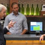Carlos Sobera conversando con Alejandro en 'First Dates'