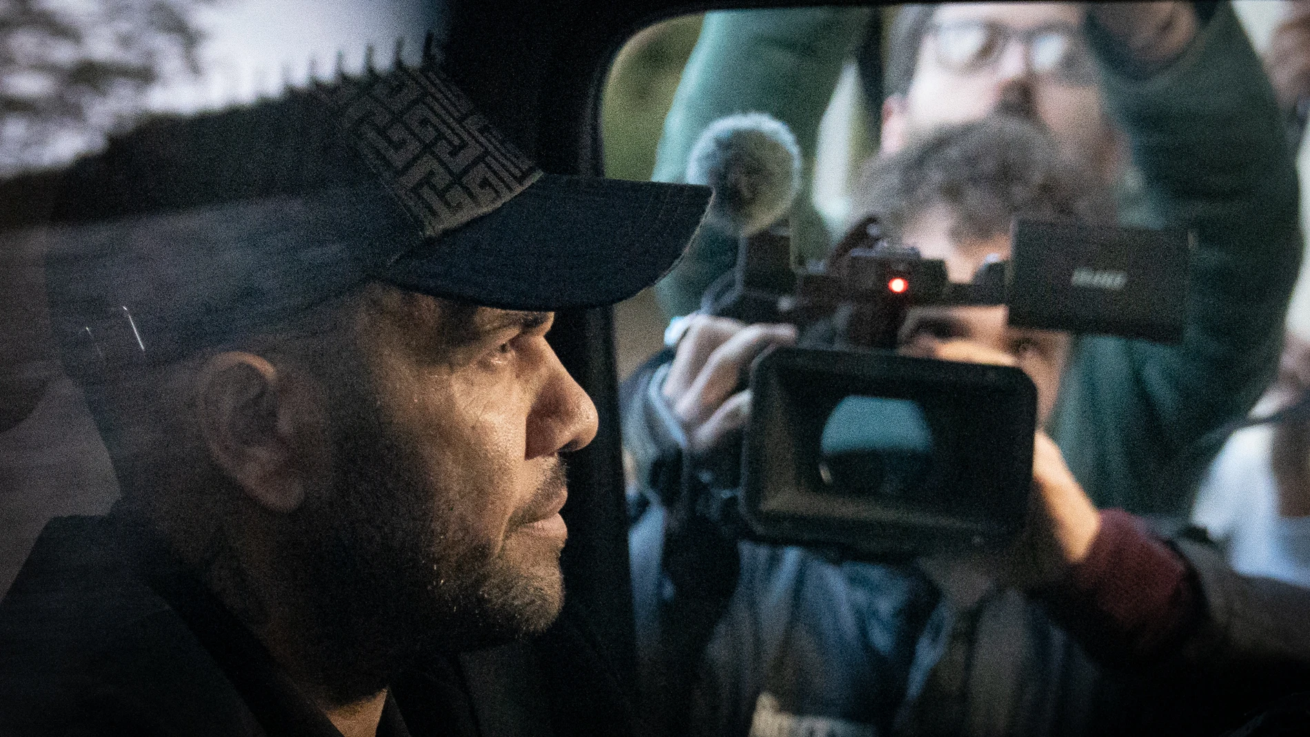 El exfutbolista Dani Alves conduce su coche, a 28 de marzo de 2025, en Esplugues de Llobregat, Barcelona, Cataluña (España). La Sección de Apelaciones del Tribunal Superior de Justicia de Catalunya ha revocado por unanimidad la sentencia que condenó al exjugador del FC Barcelona, Dani Alves, a 4 años y 6 meses de prisión por la agresión sexual a una joven en la discoteca Sutton en diciembre de 2022.28 MARZO 2025;CATALUNYA;ALVES;FUTBOLISTA;JUICIO;David Zorrakino / Europa Press28/03/2025