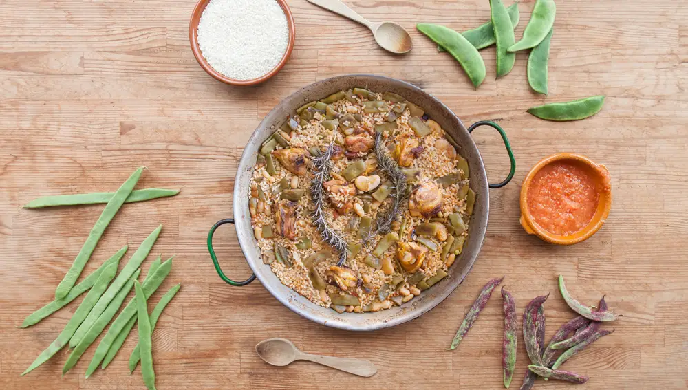 Una paella valenciana elaborada con los mejores ingredientes
