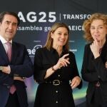 El consejero de Medio Ambiente, Vivienda y Ordenación del Territorio, Juan Carlos Suárez-Quiñones, clausura la asamblea de AEICE ‘La visión desde la Administración Pública’ junto a su presidenta Estíbalez González (C) acompañado de la directora general de Vivienda, Arquitectura, Ordenación del Territorio y Urbanismo María Pardo (D)