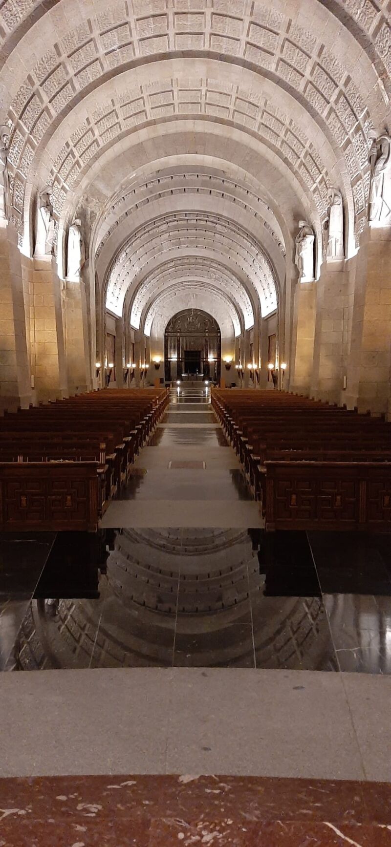 La gran nave que da acceso a la Basílica