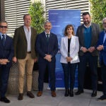 De izda. a dcha., Tono Franco, Javier Vallés, José Manuel Camarero, Alicia Martí, José Mancebo y Vicente Pizcueta en la terraza del Hotel SH Colón