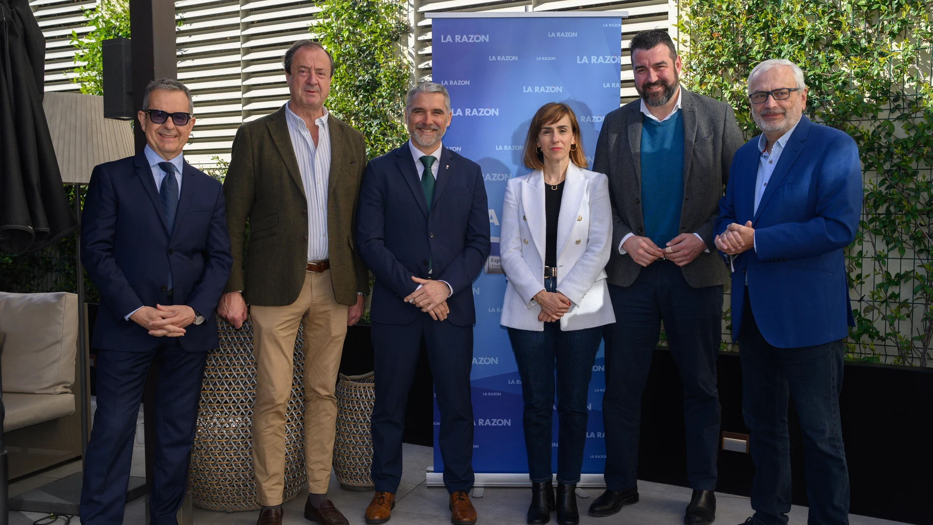 De izda. a dcha., Tono Franco, Javier Vallés, José Manuel Camarero, Alicia Martí, José Mancebo y Vicente Pizcueta en la terraza del Hotel SH Colón