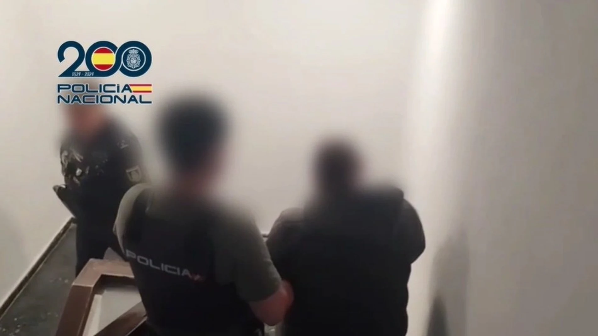Agentes de la Policía Nacional con el detenido como presunto autor del homicidio en una reyerta en Rota. REMITIDA / HANDOUT por POLICÍA NACIONAL Fotografía remitida a medios de comunicación exclusivamente para ilustrar la noticia a la que hace referencia la imagen, y citando la procedencia de la imagen en la firma 28/03/2025