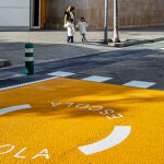 Señalización de tráfico a las puertas de una escuela en Barcelona