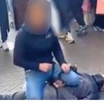 Momento en que el turista inglés reduce al autor de los apuñalamientos