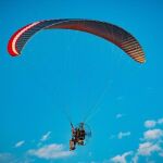 Imagen de archivo de un hombre en paramotor