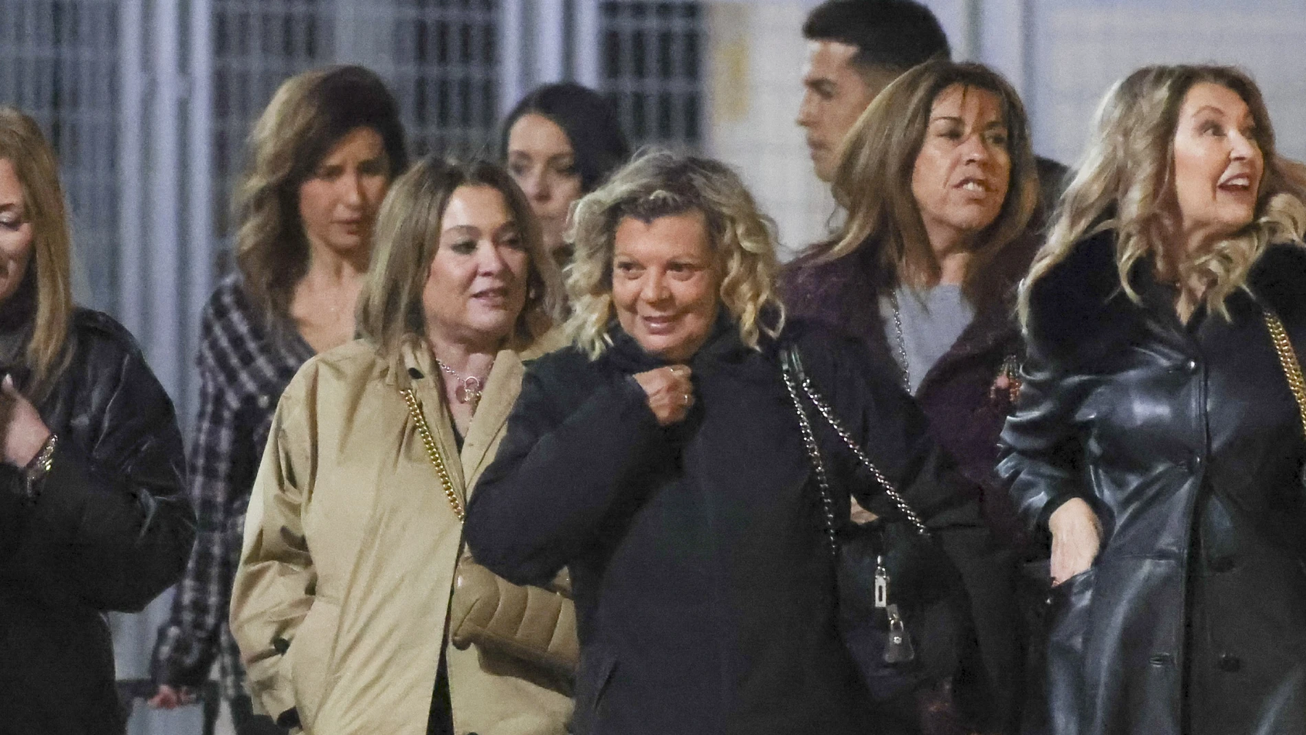 Terelu Campos abandonando Mediaset con sus amigos tras la gala de "Supervivientes"