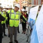 El presidente de la Generalitat, Carlos Mazón, durante su visita al barrio Miguel Hernández de Alicante