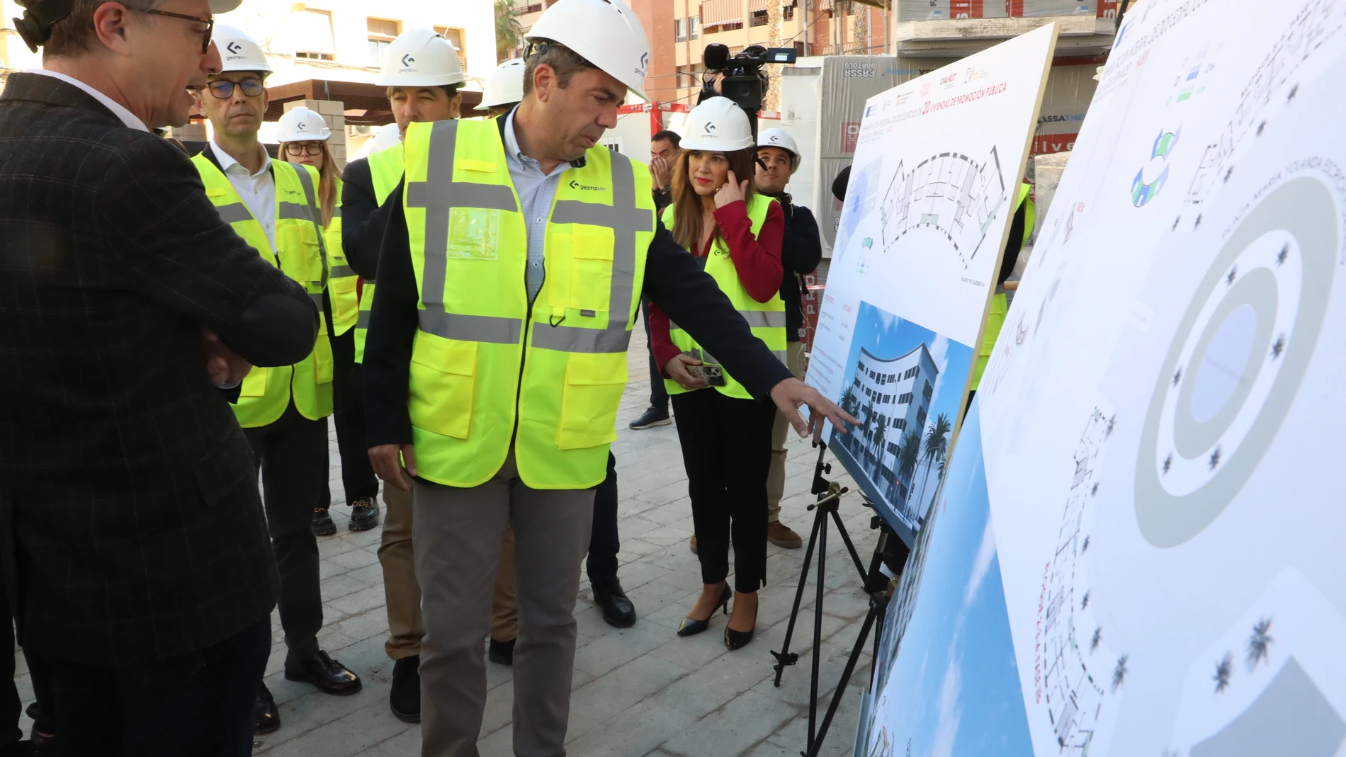 El presidente de la Generalitat, Carlos Mazón, durante su visita al barrio Miguel Hernández de Alicante