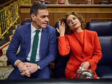 Pedro Sánchez y María Jesús Montero en la sesión del Congreso Pedro Sánchez y María Jesús Montero en la sesión del Congreso