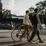 Dos jóvenes en bici
