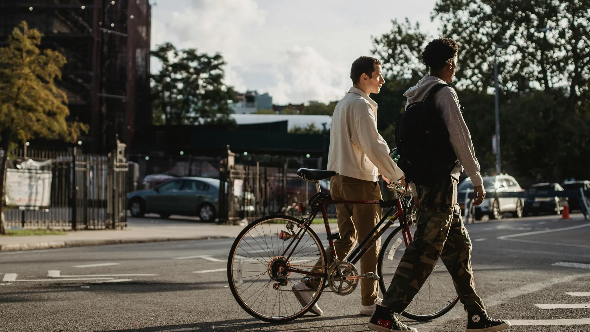 Dos jóvenes en bici