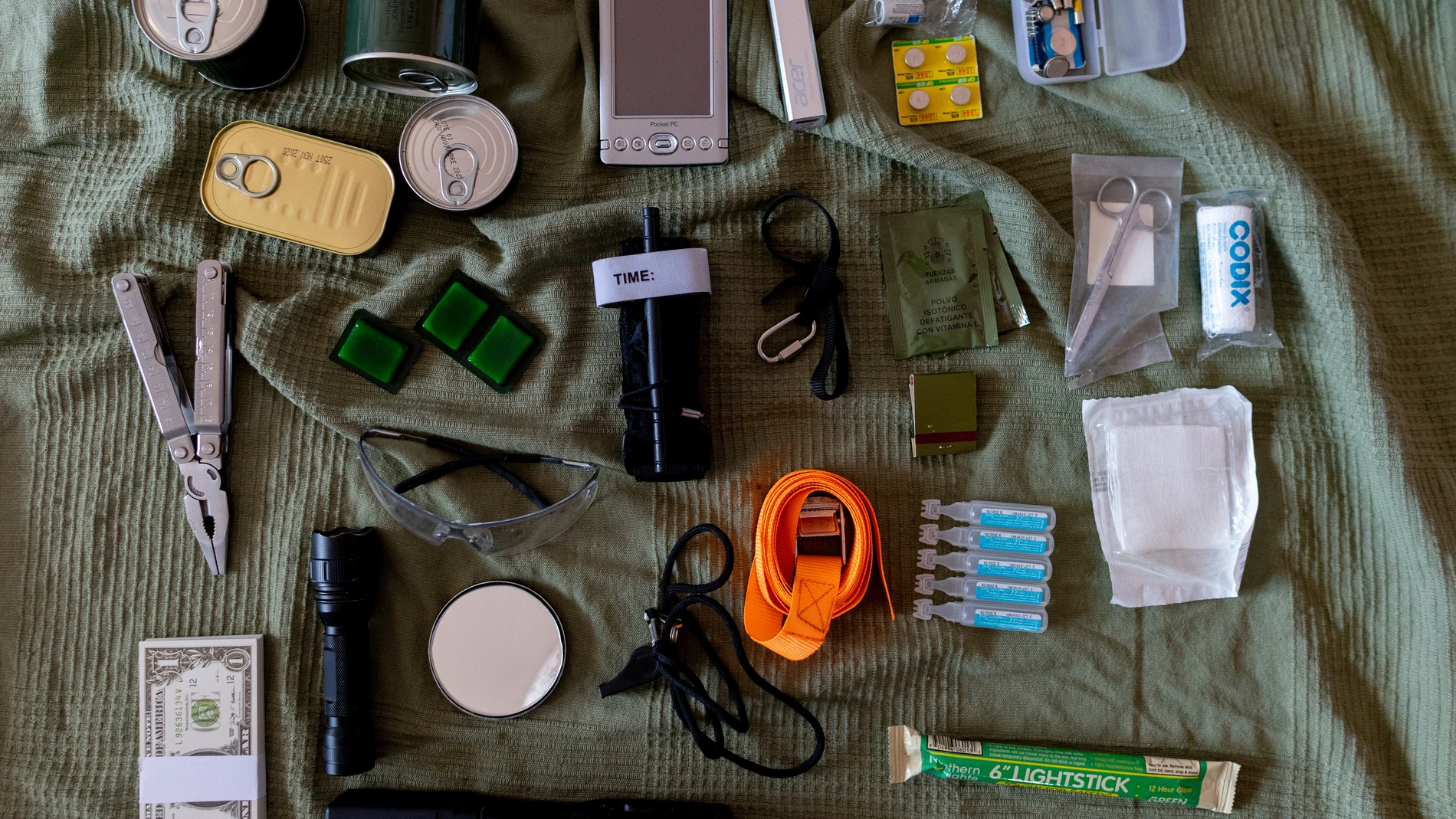 Diferentes utensilios que conforman un kit de supervivencia, a 28 de marzo de 2025, en Madrid (España). La Comisión Europea pidió el pasado miércoles 26 de marzo que los ciudadanos europeos tengan un kit de emergencia listo en sus hogares para garantizar su supervivencia al menos 72 horas, en el marco de su estrategia para elevar la preparación ante crisis, que incluye establecer un nuevo centro de gestión de coordinación de la Unión Europea para asegurar una respuesta coordinada de los Estad...