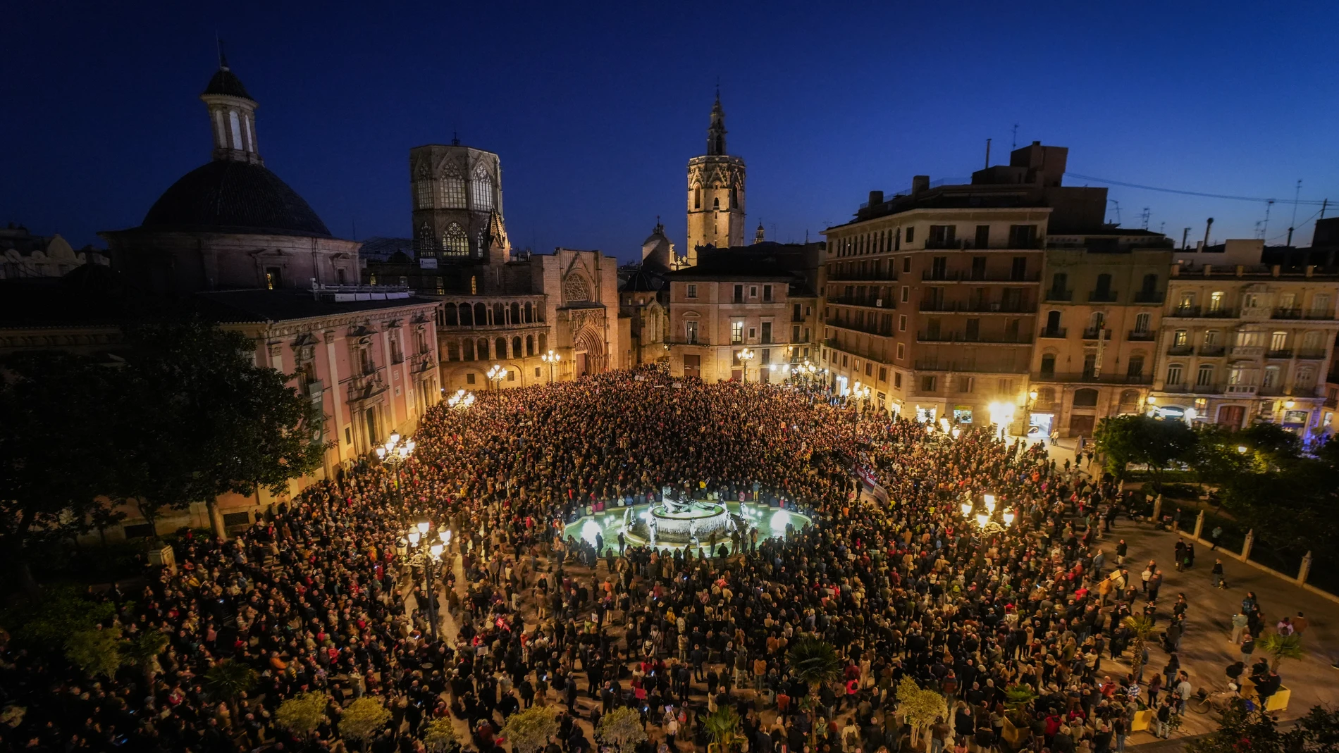Cientos de personas durante la sexta manifestación ciudadana con el lema 'Mazón dimissió', en la Plaza del Ayuntamiento de València, a 29 de marzo de 2025, en València, Comunidad Valenciana (España). La ciudadanía valenciana se ha vuelto a movilizar, por sexta vez, contra la gestión de la DANA por parte del presidente de la Generalitat valenciana. La manifestación ha reunido a más de 200 entidades cívicas, sociales y sindicales junto a asociaciones de víctimas, comités de reconstrucción y per...