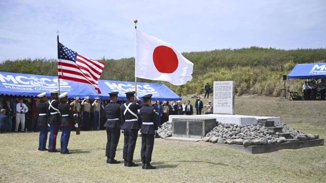 El secretario de Defensa, Pete Hegseth, y el primer ministro japonés en una ceremonia ene Iwo Jima