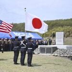 El secretario de Defensa, Pete Hegseth, y el primer ministro japonés en una ceremonia ene Iwo Jima