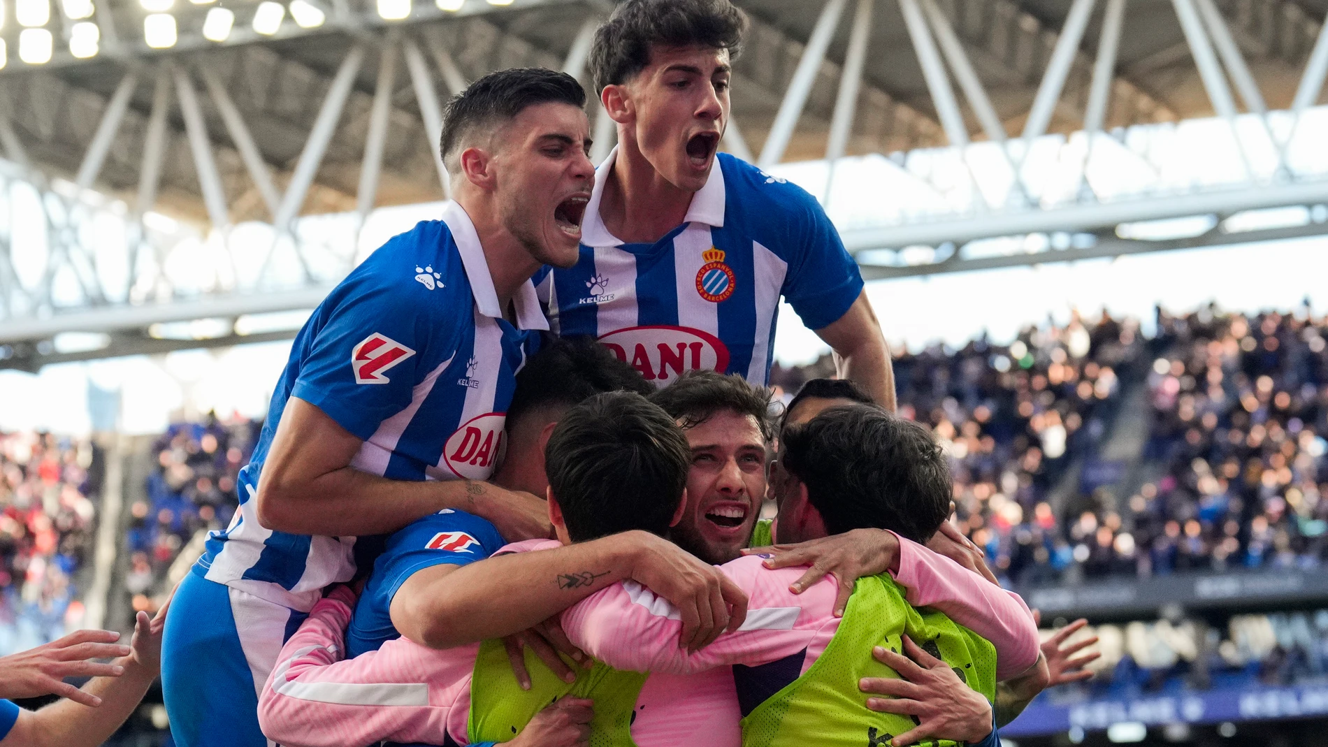 CORNELLÁ DE LLOBREGAT (BARCELONA), 29/03/2025.-Los jugadores del RCD Espanyol celebran el gol de Javier Puado contra el Atlético de Madrid, durante el partido de la jornada 29 de LaLiga entre el RCD Espanyol y el Atlético de Madrid, este sábado en el RCDE Stadium en Cornellá de Llobregat (Barcelona).- EFE/ Alejandro Garcia