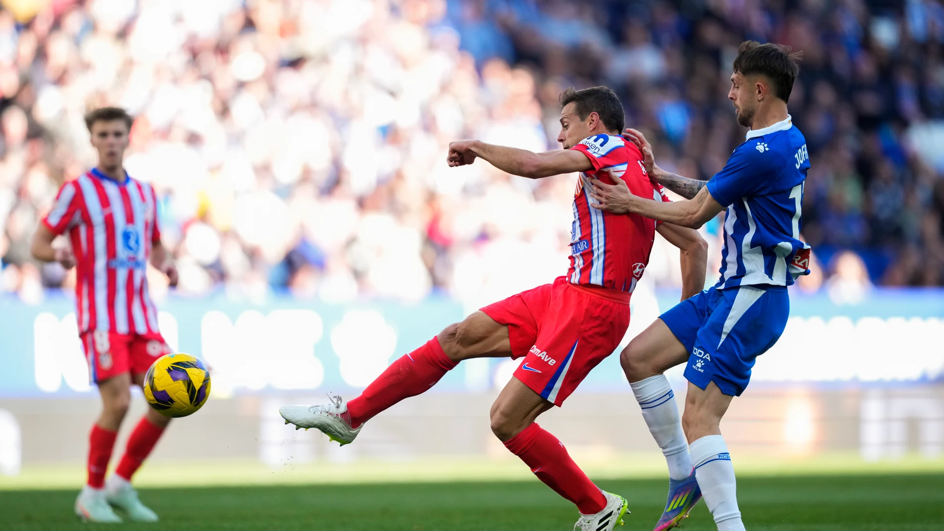 CORNELLÁ DE LLOBREGAT (BARCELONA), 29/03/2025.-El defensa del Atlético de Madrid César Azpilicueta (c,) remata para marcar gol contra el RCD Espanyol, durante el partido de la jornada 29 de LaLiga entre el RCD Espanyol y el Atlético de Madrid, este sábado en el RCDE Stadium en Cornellá de Llobregat (Barcelona).- EFE/ Alejandro García
