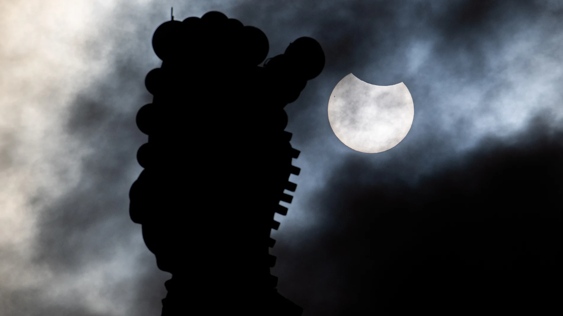 Eclipse parcial del sol visto desde la Basílica de la Sagrada Familia, a 29 de marzo de 2025, en Barcelona, Catalunya (España). Durante la mañana de este sábado ha sido posible observar desde España un eclipse parcial de Sol. Este fenómeno, que se produce por la interposición de la luna entre el sol y la tierra, ha alcanzado una magnitud máxima superior a 0,4 en el extremo noroeste de la Península, superior a 0,3 en las islas Canarias y el oeste peninsular y superior a 0,2 en el este de la Pe...