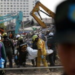 Operaciones de rescate en un edificio derrumbado tras el terremoto en Bangkok