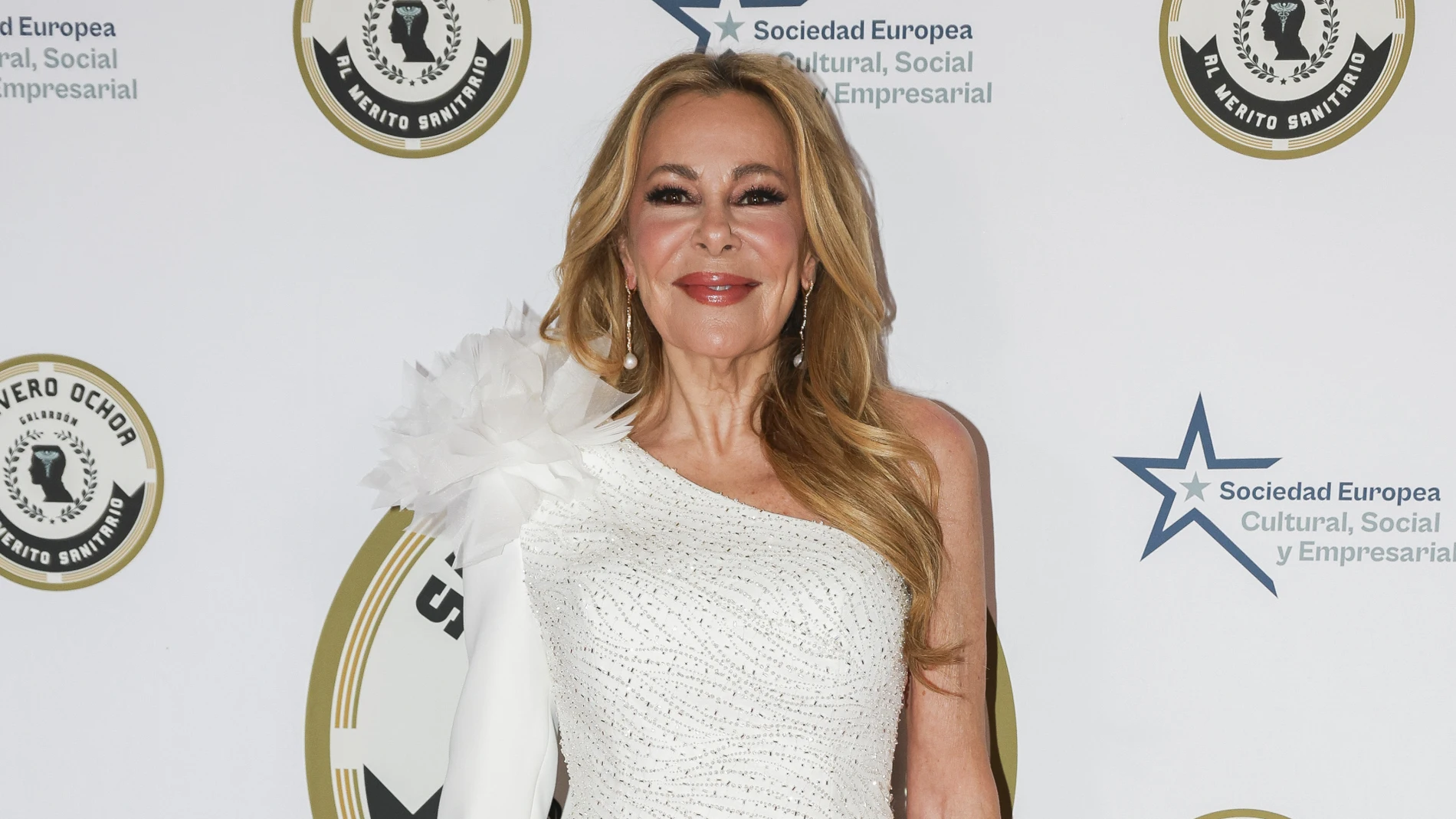Ana Obregón con elegante vestido blanco.
