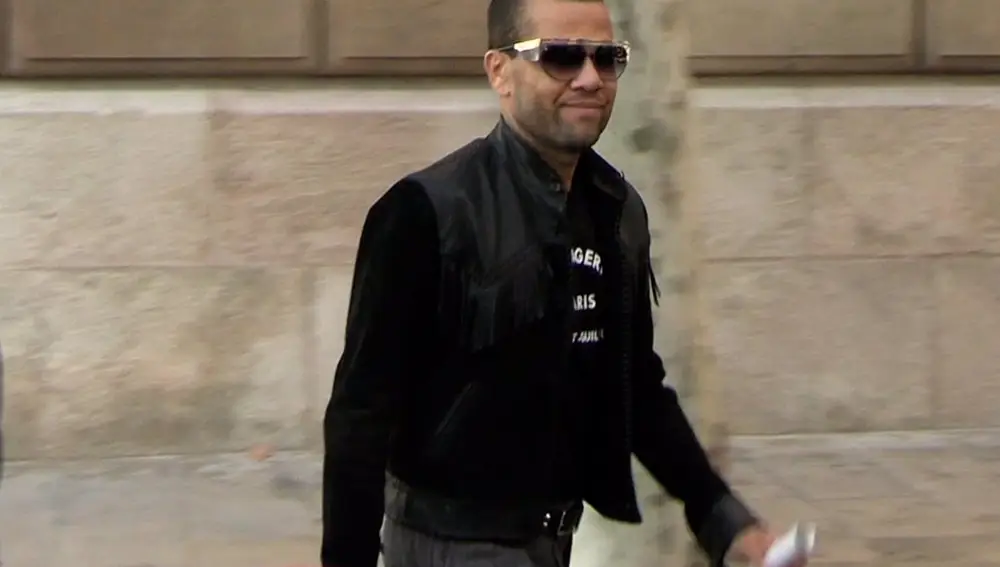 Dani Alves continúa con la fiesta en su casa tras la absolución