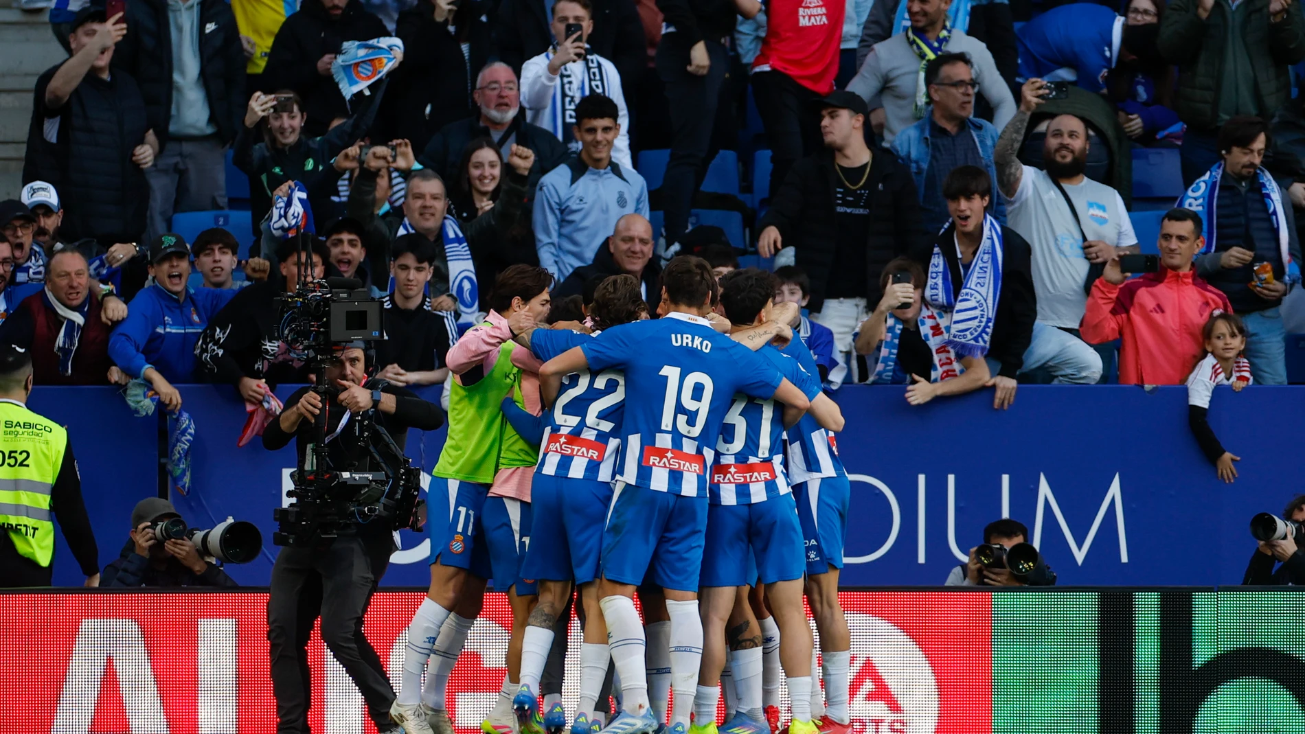 CORNELLÁ DE LLOBREGAT (BARCELONA), 29/03/2025.-Los jugadores del RCD Espanyol celebran el gol de Javier Puado contra el Atlético de Madrid, durante el partido de la jornada 29 de LaLiga entre el RCD Espanyol y el Atlético de Madrid, este sábado en el RCDE Stadium en Cornellá de Llobregat (Barcelona).- EFE/ Alberto Estévez