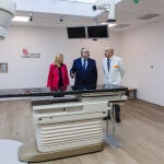 El consejero de Sanidad, Alejandro Vázquez, visita la nueva unidad de radioterapia de Soria