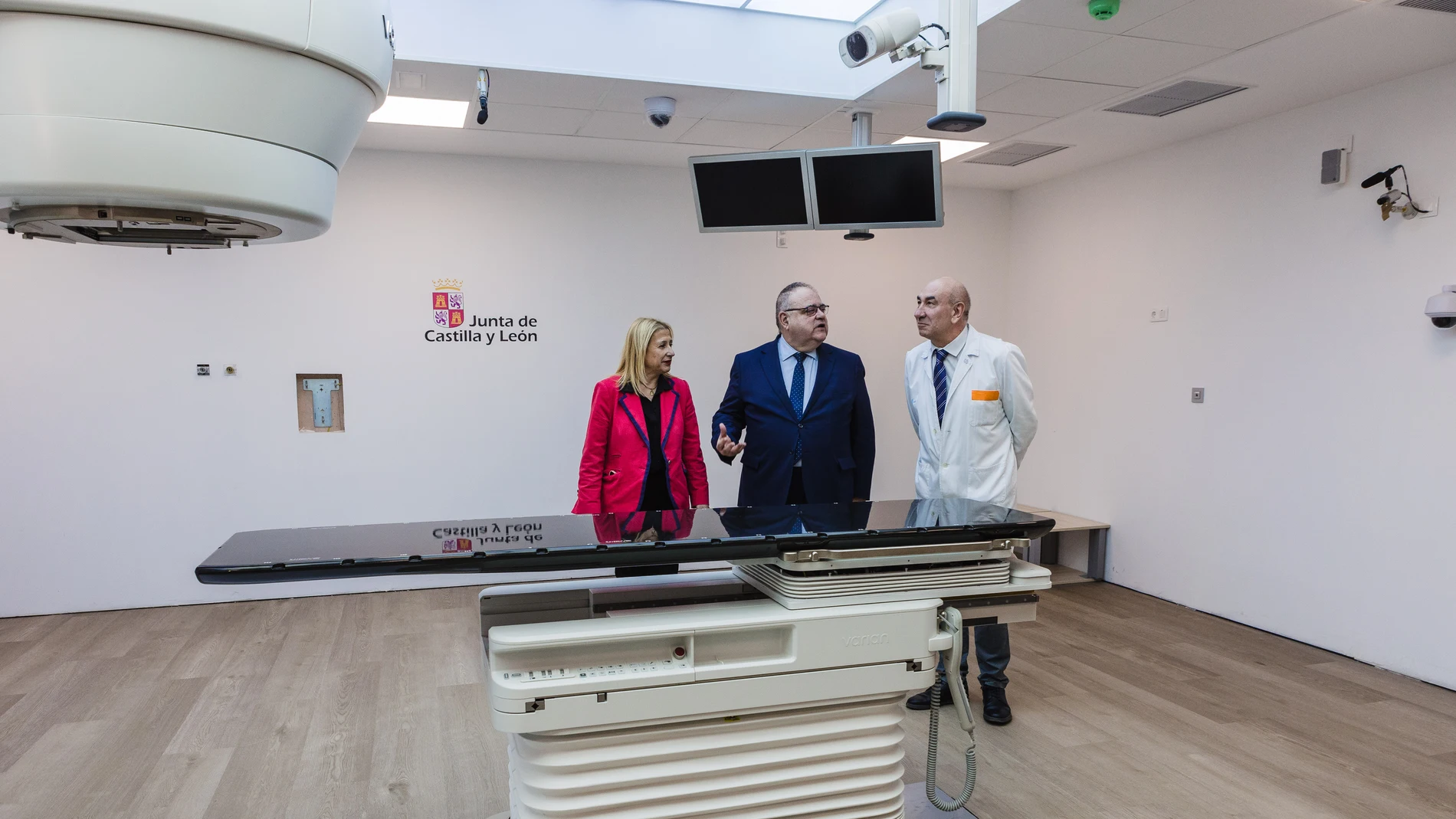 El consejero de Sanidad, Alejandro Vázquez, visita la nueva unidad de radioterapia de Soria