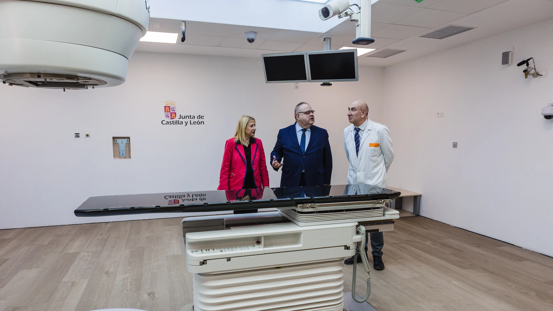 El consejero de Sanidad, Alejandro Vázquez, visita la nueva unidad de radioterapia de Soria