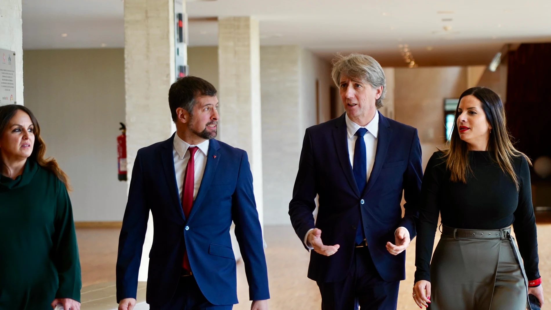 El secretario general del PSCyL, Carlos Martínez, durante su asistencia al Debate sobre el Estado de la Comunidad, junto a Luis Tudanca, Patricia Gómez y Nuria Rubio