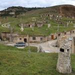 El barrio de las bodegas de Baltanás, situado en la parte alta del casco urbano, está integrado por unas 375 bodegas, excavadas alrededor de un cerro