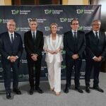 Imagen de la clausura del aniversario de la Fundación Unicaja, con directivos de la entidad, consejeros andaluces, el presidente de la Diputación de Málaga y el alcalde de la capital de la Costa del Sol
