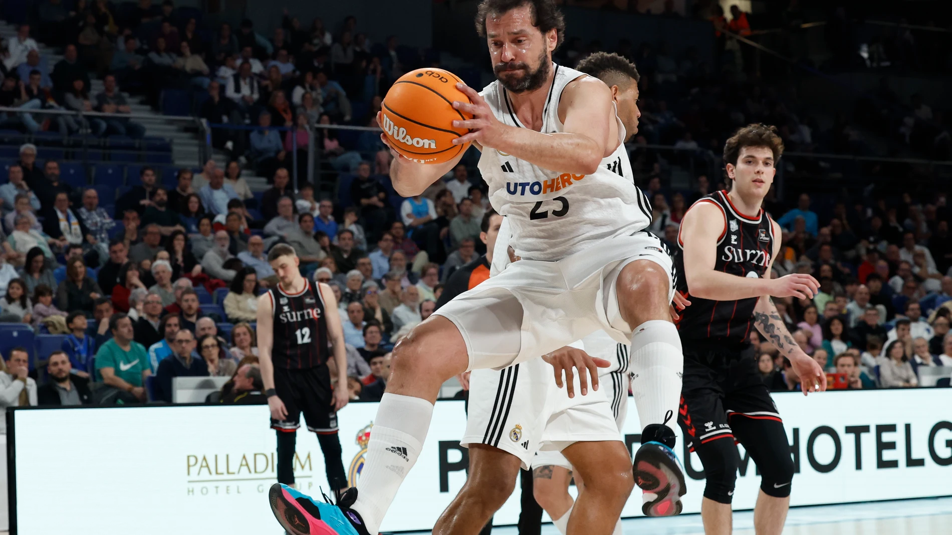 Llull atrapa un rebote ante el Surne Bilbao Basket
