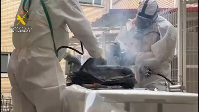La Guardia Civil extrayendo la cocaína de las sillas para montar