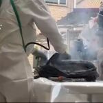 La Guardia Civil extrayendo la cocaína de las sillas para montar