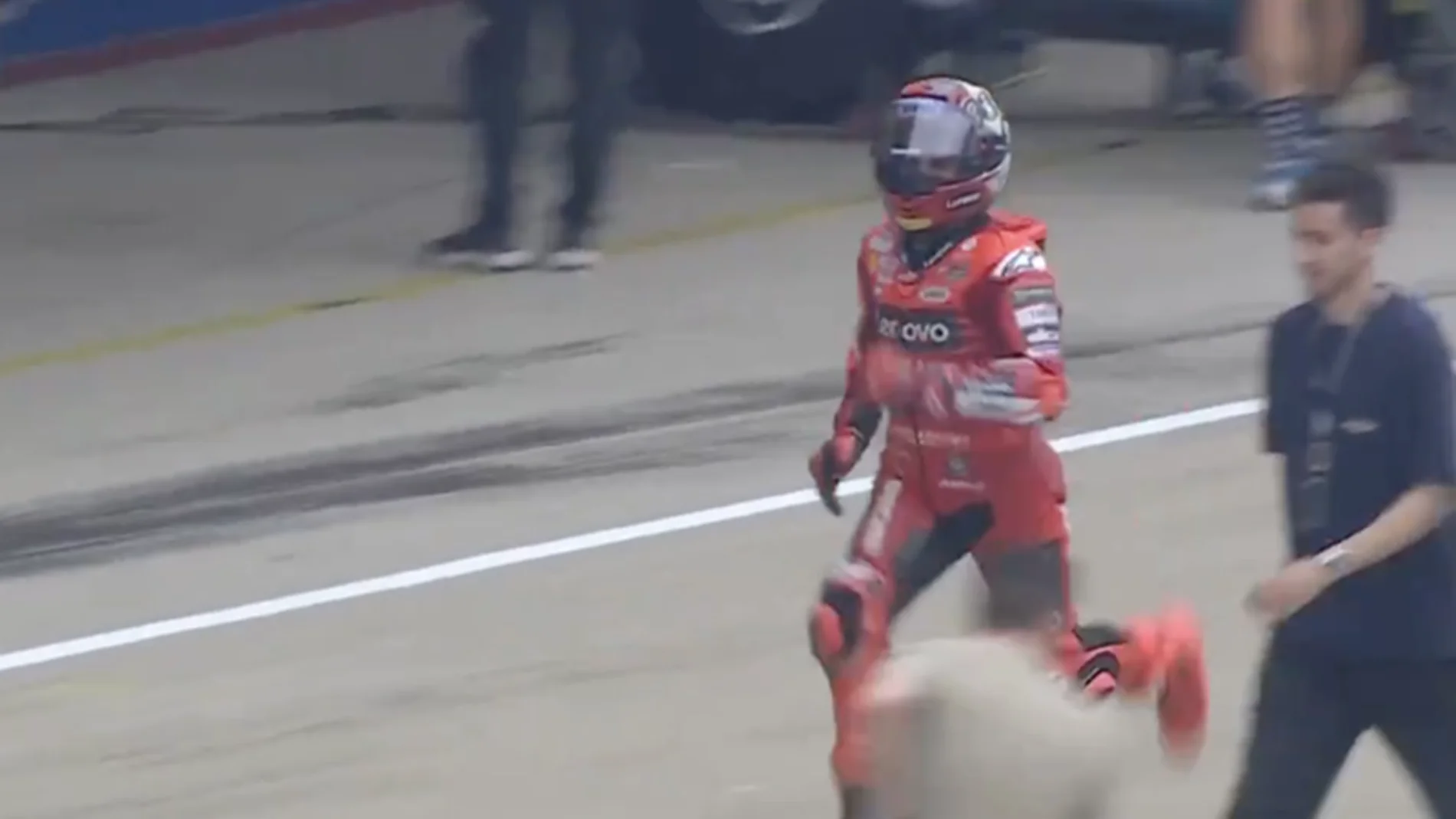 Marc salió corriendo de la parrilla en busca de la segunda moto