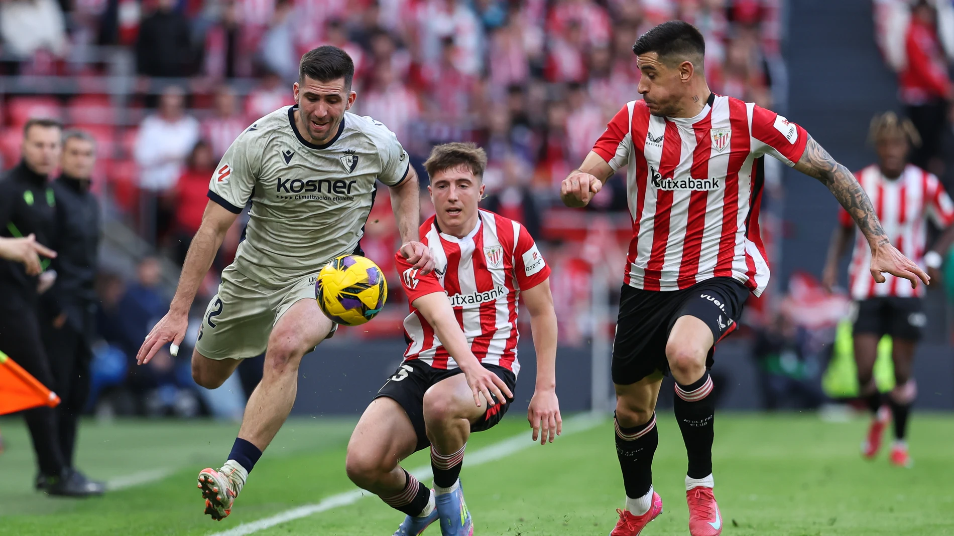 Jesus Areso of CA Osasuna and Mikel Jauregizar of Athletic Club in action during the Spanish league, LaLiga EA Sports, football match played between Athletic Club and CA Osasuna at San Mames Stadium on March 30, 2025 in Bilbao, Spain. AFP7 30/03/2025 ONLY FOR USE IN SPAIN