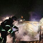 Servicios de emergencia ucranianos trabajan en el complejo de viviendas donde cayeron los drones en Járkiv la madrugada del sábado