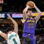 Doncic lanza a canasta en el duelo entre Lakers y Grizzlies