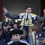 El diestro francés Sebastián Castella sale a hombros tras cortar dos orejas esta tarde en el último día de la Feria de la Magdalena 2025 de Castellón (Comunidad Valenciana), con reses de Juan Pedro Domecq.