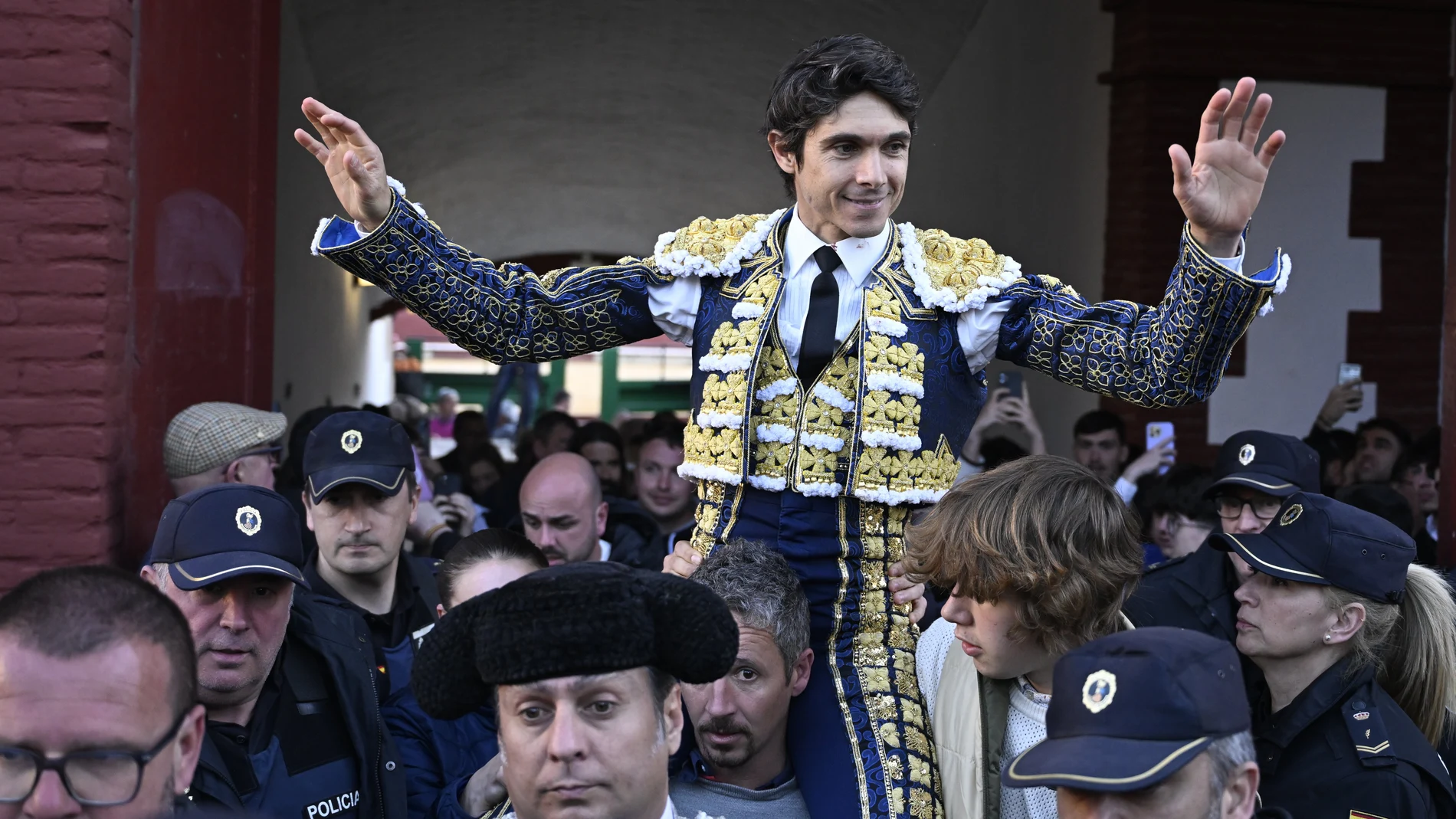 El diestro francés Sebastián Castella sale a hombros tras cortar dos orejas esta tarde en el último día de la Feria de la Magdalena 2025 de Castellón (Comunidad Valenciana), con reses de Juan Pedro Domecq.
