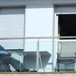 Un señor disfruta del sol en su terraza de Ponferrada