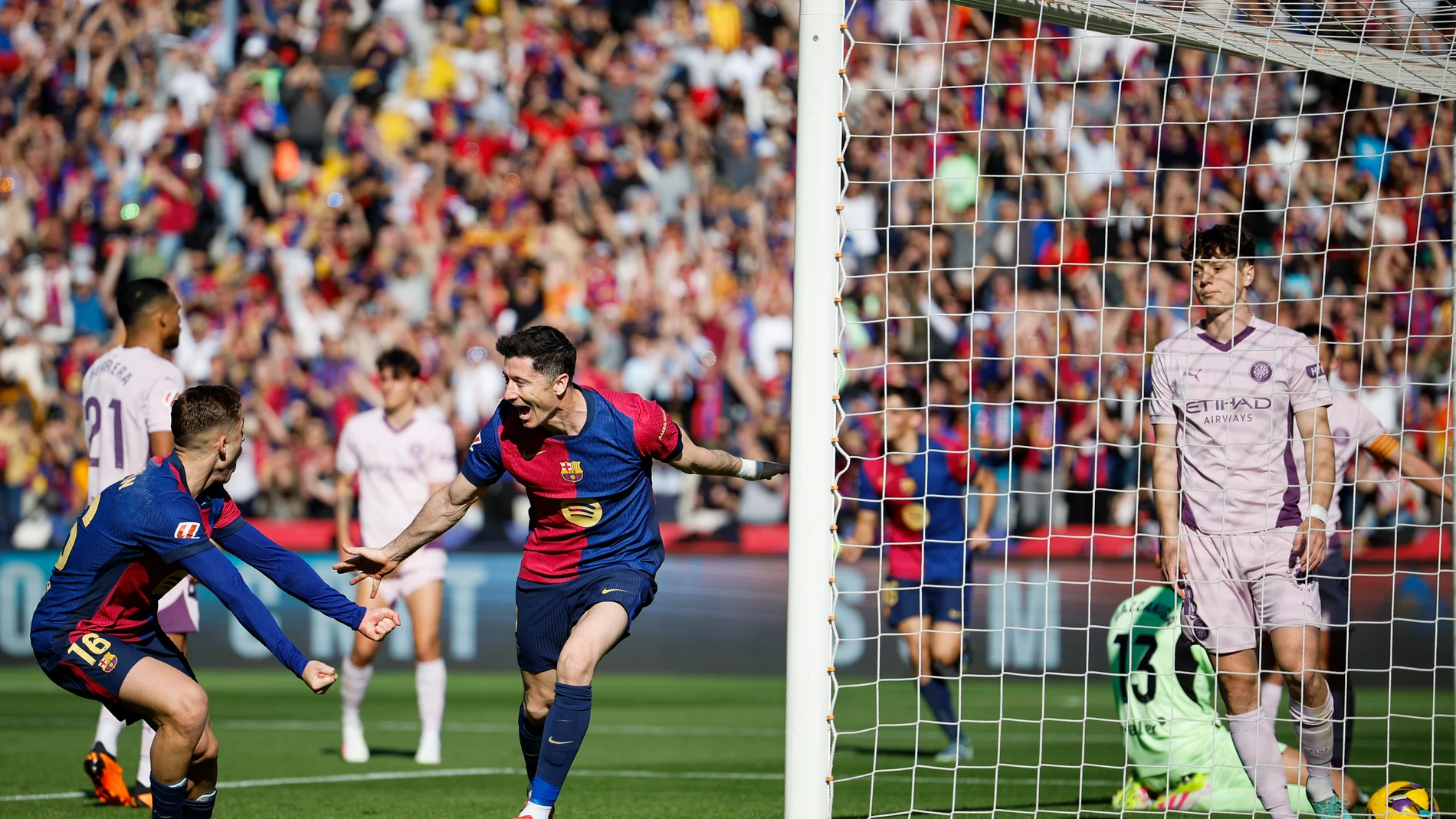 BARCELONA, 30/03/2025.- El delantero del Barcelona Robert Lewandowski celebra su segundo gol contra el Girona, durante el partido de la jornada 29 de LaLiga que FC Barcelona y Girona disputan este domingo en el estadio Lluis Companys de Barcelona. EEFE/ Alberto Estévez
