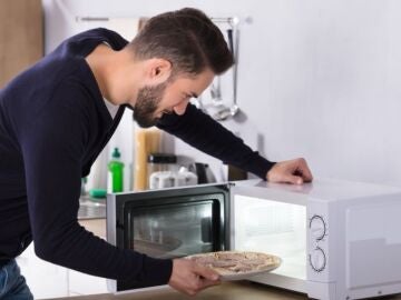 Di adi&oacute;s a la suciedad del microondas: el m&eacute;todo casero con vinagre que lo deja como nuevo
