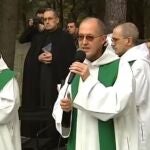 El padre Alfonso Maroto se dirige a los asistentes de una de las misas en el exterior de la basílica, en su etapa como prior