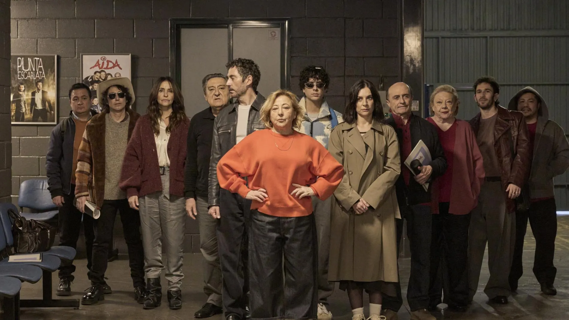 Aida y Vuelta. Desde la izda., Secun de la Rosa, Canco Rodríguez, Melani Olivares, Mariano Peña, Paco León, Carmen Machi, Eduardo Casanova, Miren Ibarguren, Pepe Viyuela, Marisol Ayuso, David Castillo y Óscar Reyesj