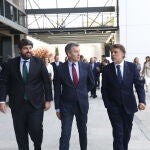 Fernando López Miras, Alberto Núñez Feijóo y José Creuheras. Desayuno informativo con Fernando López Miras en La Razón