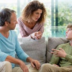 Padres e hijo adolescente teniendo una conversación